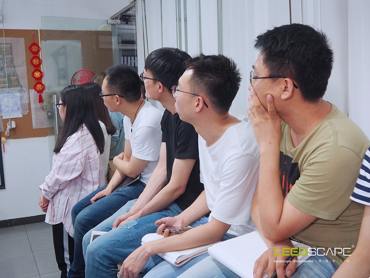 leedscape's tweet image. Today` s training lecture: the vertical design is the most important part in landscape design. A great project must link to its meticulous way dealing with contour. Director Gao showed us the correct-wrong comparison examples in actual projects. #training #verticaldesign