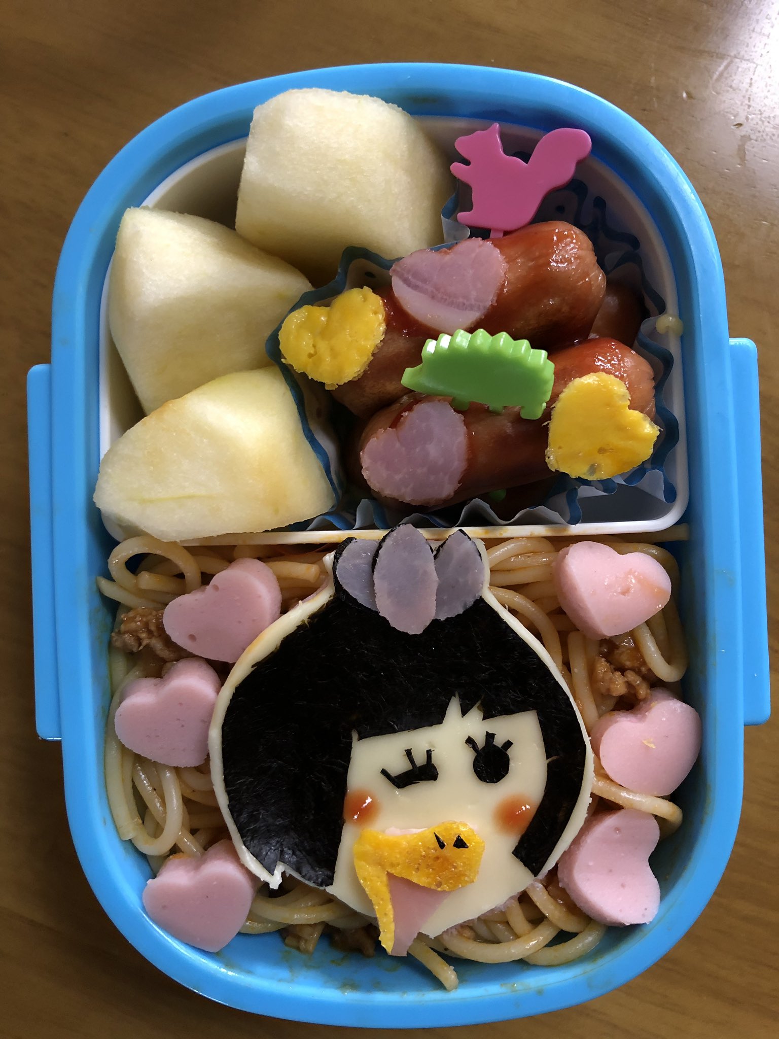 なーちーさん ももかっぱちゃん弁当 男の子のお弁当だけど可愛いのが作りたくて 園で開ける為 いつも中身は内緒 なので本人はひつじのショーンと予想していた 大好きなショーン また今度作るからね ミートスパ チーズインウインナー 青リンゴ