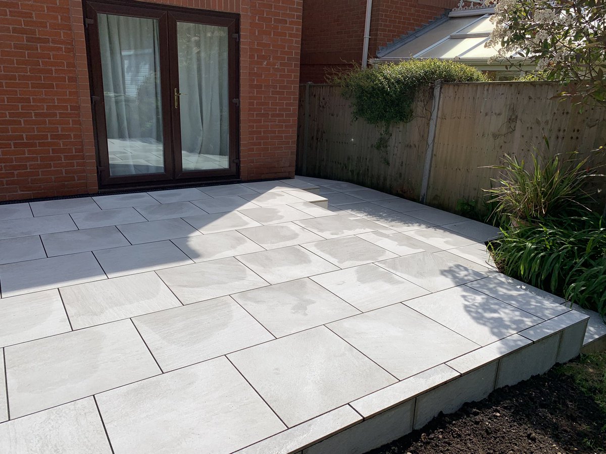 LtdEvergreen's tweet image. Anno Avario was the paving we installed to this property for a different look. It definitely lightens up the garden. Non stain porcelain.
#talasey #landscaping #patio #evergreenlandscapes #sydenhams #pavetuff #rownhams #porcelain #southampton #newforest