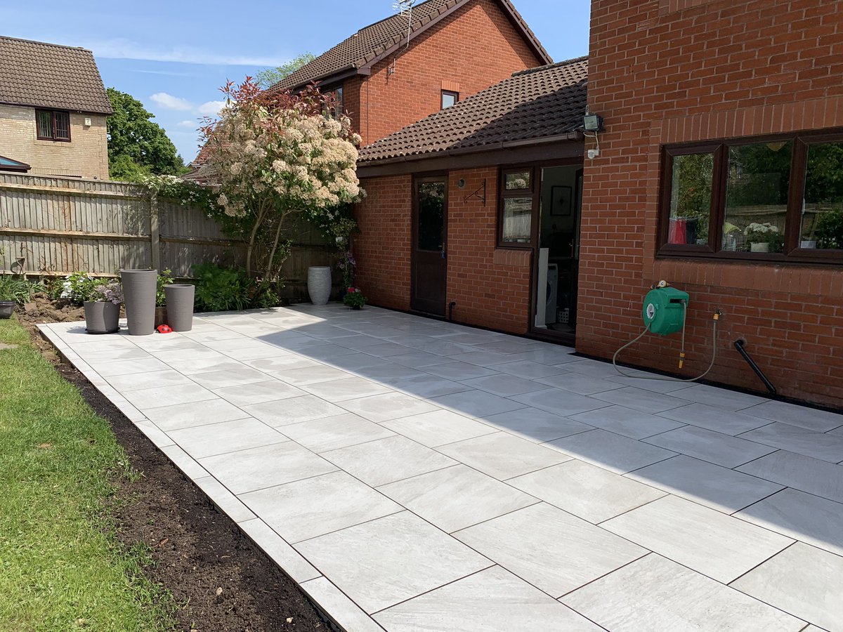 LtdEvergreen's tweet image. Anno Avario was the paving we installed to this property for a different look. It definitely lightens up the garden. Non stain porcelain.
#talasey #landscaping #patio #evergreenlandscapes #sydenhams #pavetuff #rownhams #porcelain #southampton #newforest