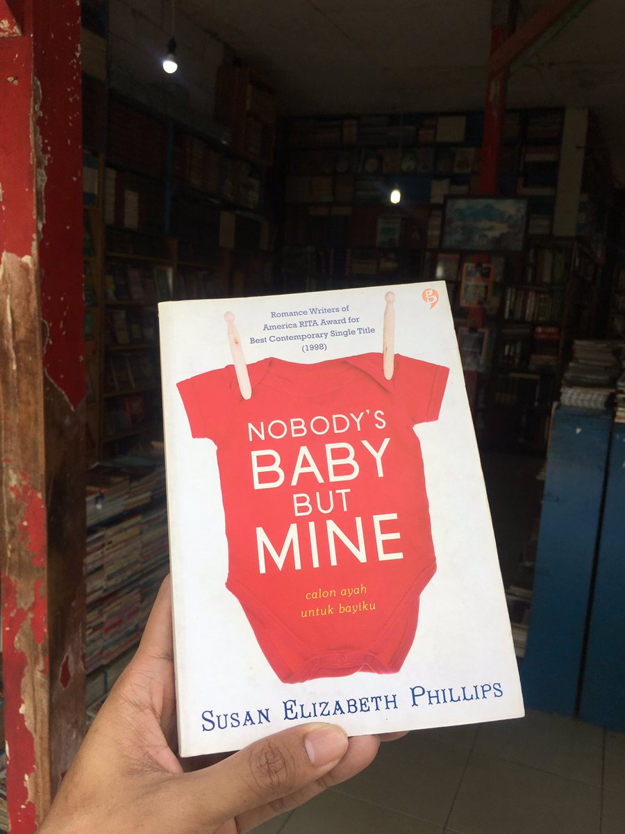 TOUYA9's tweet image. Nyari bekal buat perjalanan ke Semarang. Selepas salat jumat mampir ke toko buku bekas di sebelah stasiun.