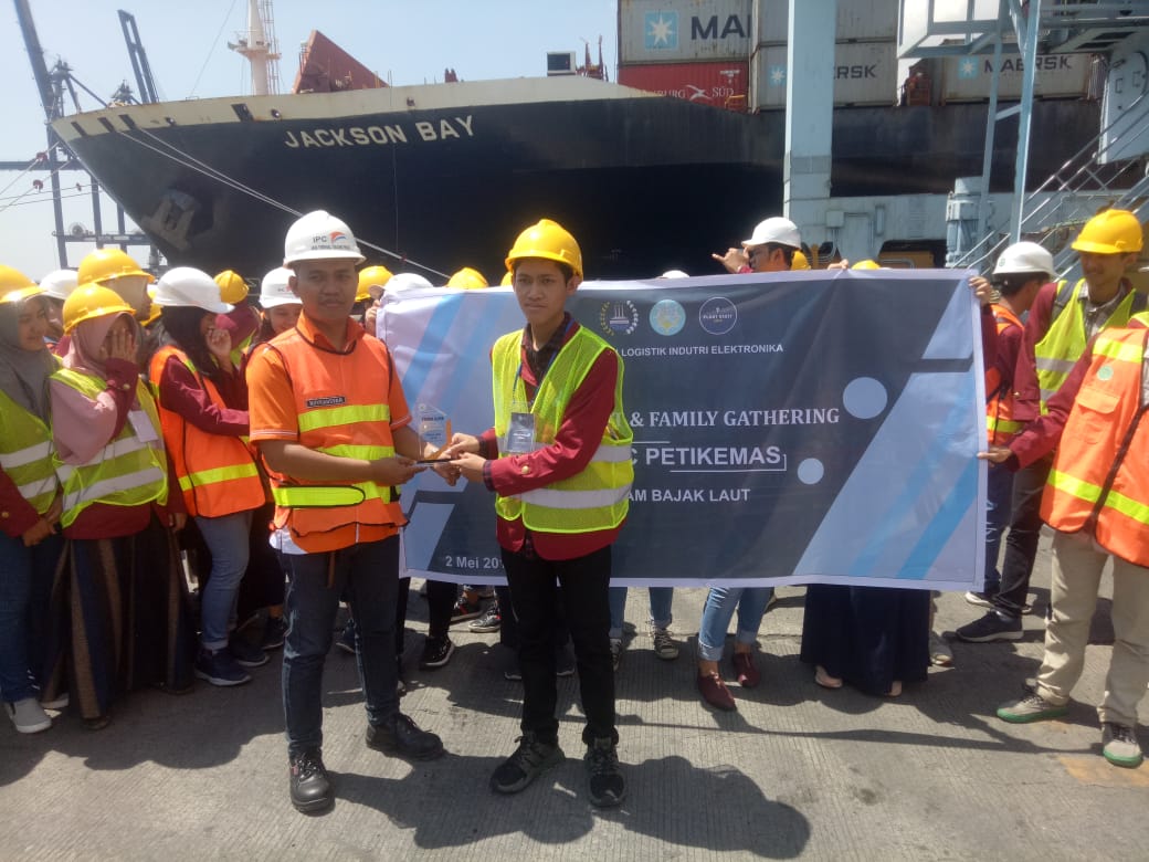 ipctpk's tweet photo. #IPCTPK kembali menerima kunjungan study mahasiswa. Kali ini, Mahasiswa Manejemen Logistik Industri Elektronika #Politeknik APP Jakarta berkesempatan untuk belajar langsung di Area #Terminal Tanjung Priok 2 pada 1 Mei 2019. https://t.co/epHakYhnIB