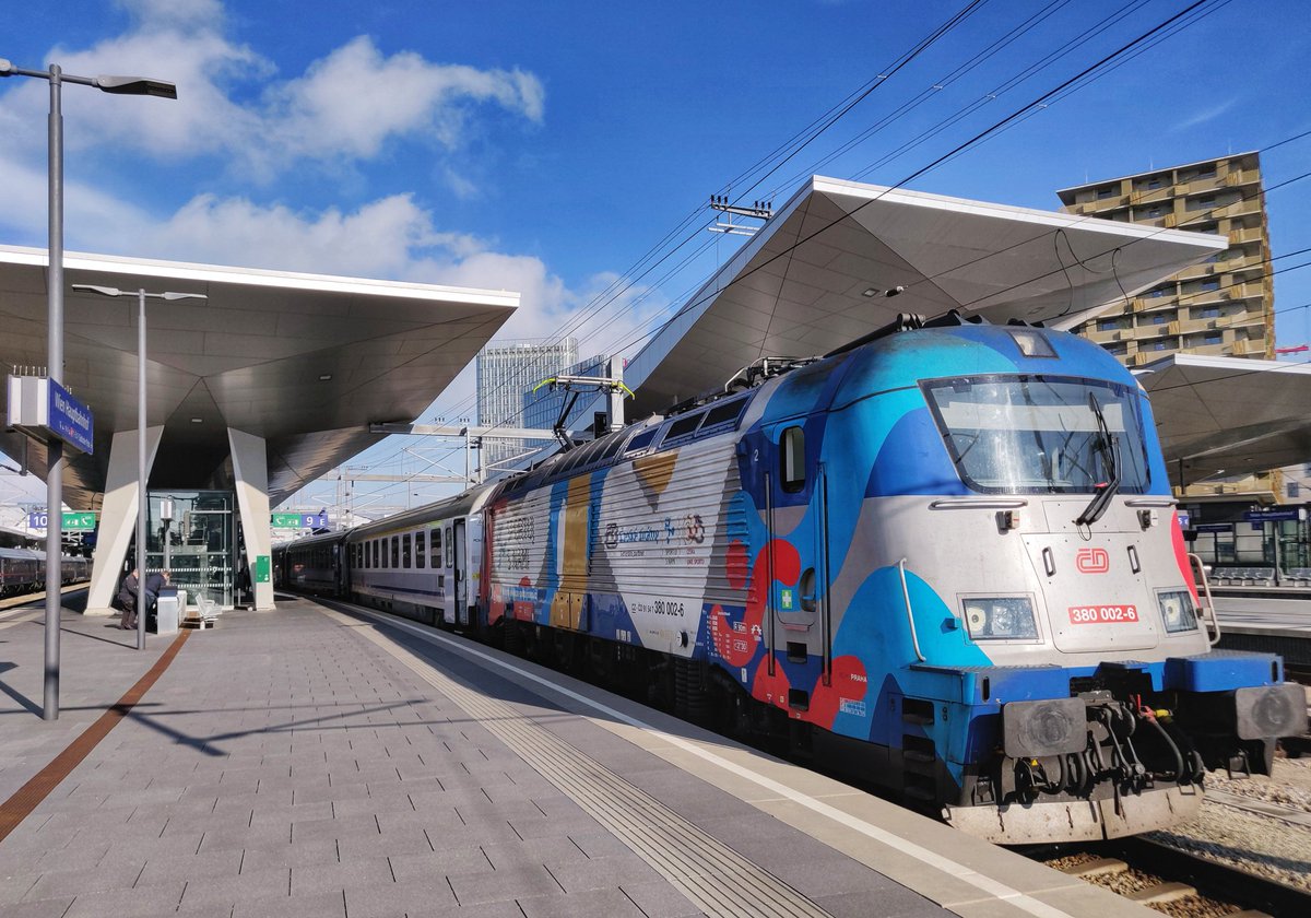 _DiningCar's tweet photo. I'm off to #Berlin🇩🇪 for the weekend for 69.9€ w/ two changes in #Břeclav 🇨🇿 & #Prague🇨🇿 ahead.
1st leg from #Vienna🇦🇹 w/ #EC104 "Sobieski". "Today w/o a #diningcar" said the conductor 😭, but I was prepared thanks to @unsereOEBB's travel info mail beforehand 😉👍. https://t.co/lBQMsu9x3X