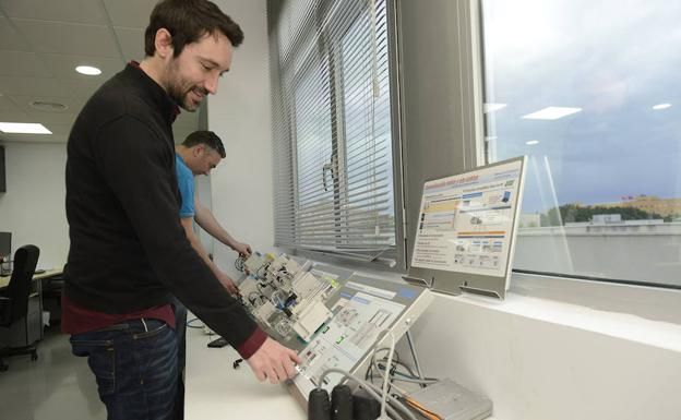 Los robots entran en las empresas de la Región de Murcia. Entrevista con Daniel Vidal - La Verdad.
laverdad.es/murcia/19800-m…
#robot #automatizacion #entrevista #laverdad