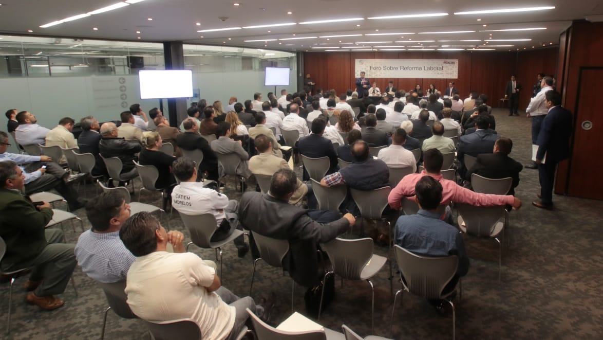 PedrohacesO's tweet image. Con la #ReformaLaboral todos los trabajadores somos pares. Por ello, sostuvimos Foro Abierto para conversar de los enormes avances que hemos hecho y los retos que tenemos por delante. 
¡#México se pone ya a la vanguardia laboral!