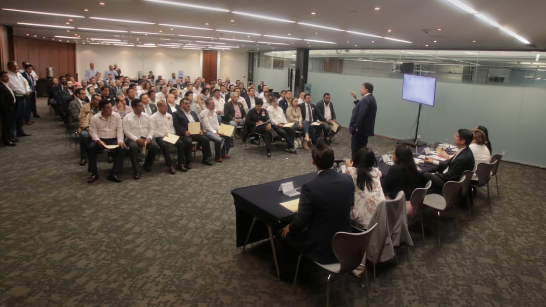 PedrohacesO's tweet image. Con la #ReformaLaboral todos los trabajadores somos pares. Por ello, sostuvimos Foro Abierto para conversar de los enormes avances que hemos hecho y los retos que tenemos por delante. 
¡#México se pone ya a la vanguardia laboral!