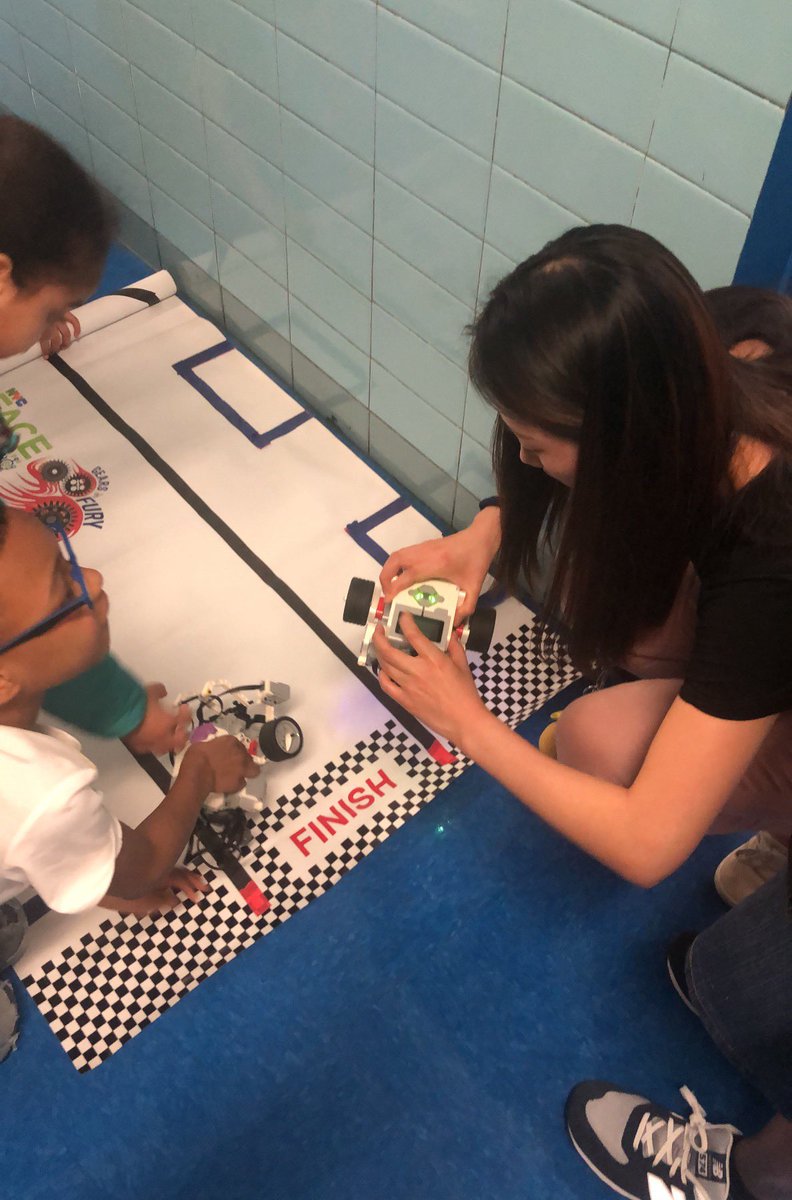SoojiYoon2's tweet photo. #FACELAB session 7 was a success!
Students added switch within the loop. Then they coded the color sensor to follow the edge of the black line, and stop at the red finish line! #legorobotics #lego #coding #rileyrover https://t.co/0XNmBajavd