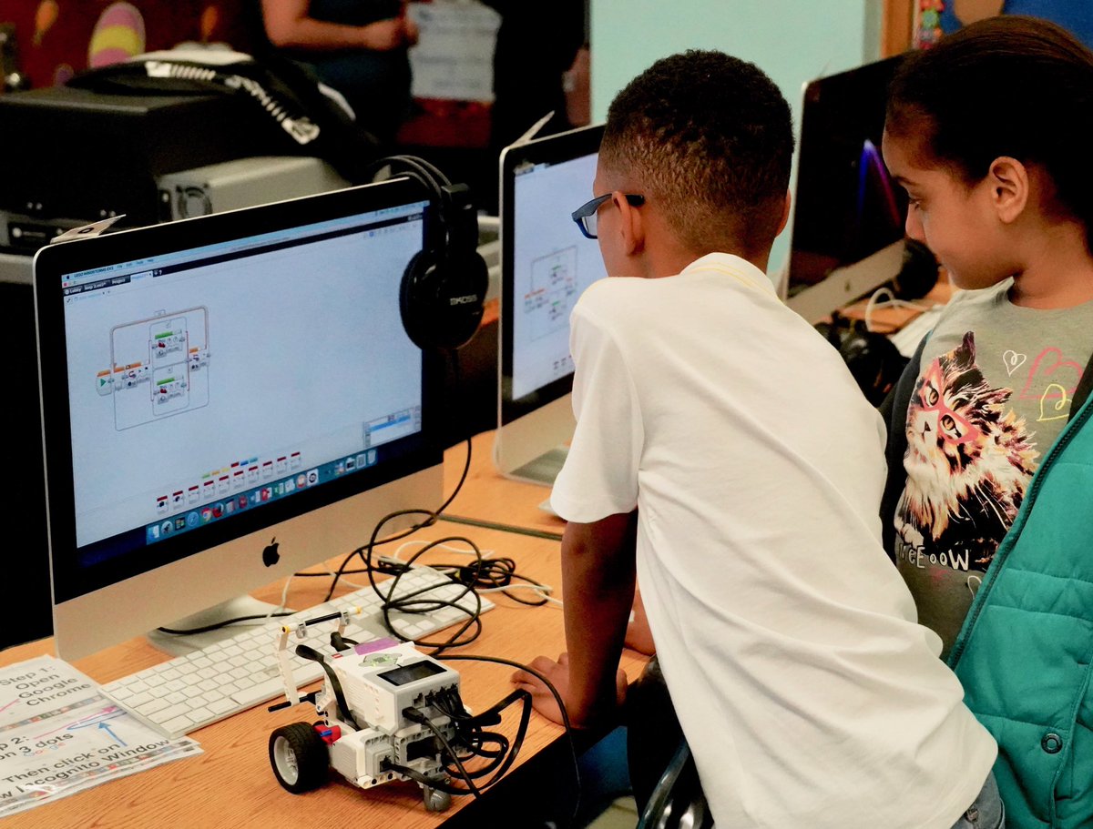 SoojiYoon2's tweet photo. #FACELAB session 7 was a success!
Students added switch within the loop. Then they coded the color sensor to follow the edge of the black line, and stop at the red finish line! #legorobotics #lego #coding #rileyrover https://t.co/0XNmBajavd