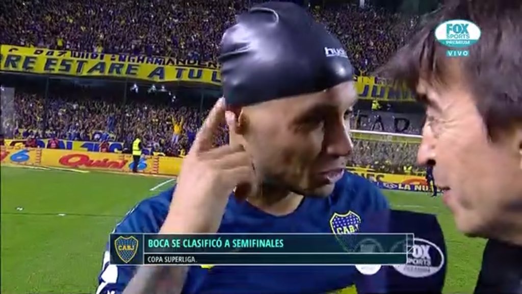 Fichajesdefpc_'s tweet photo. Mauro: "No te escucho". La gente se vuelve loca festejando la victoria. https://t.co/aulLcYTQ2s