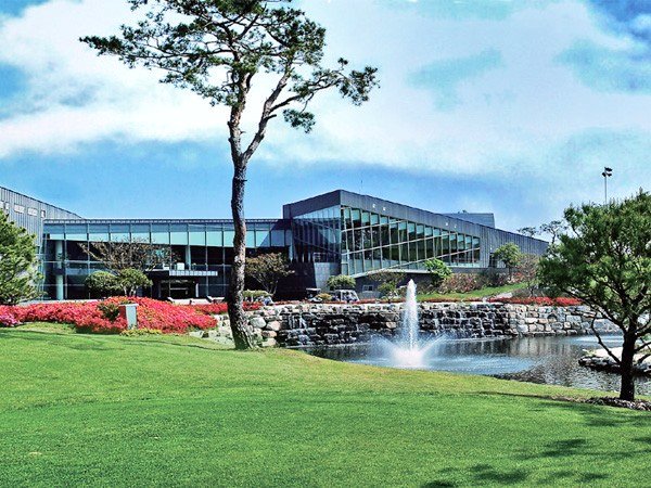 이려니 똥별이라 하질않나,지난 4일 北이 무차별로 미사일을 쏴대도 계룡대 골프장에는 將星,영관급 137명이 골프를 쳤는데,이런 상황을 보고받고도 장성 10여명 끝까지 18홀을 돌았다고,국가위기시 젤먼저 대처해야할 軍人들이 도대체 뭐하는건가,이런 군인을믿고 國民들이 불안해 살수있나,옷벗겨라