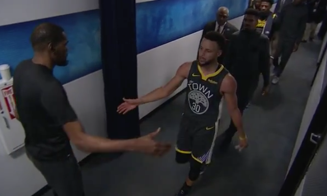 BleacherReport's tweet photo. KD took time to support all his Warriors teammates in the tunnel 🙏 https://t.co/8NnXNHOqMT