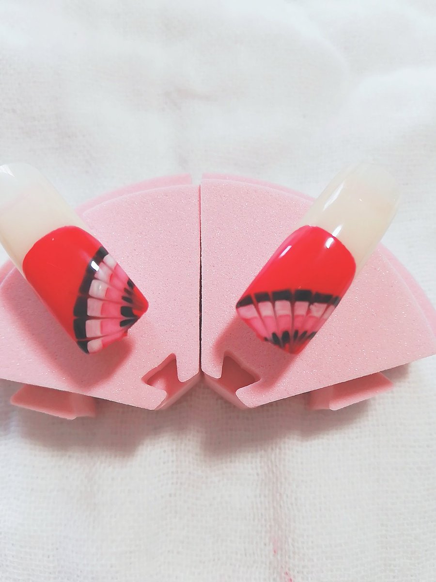 Hr Nail 加工アプリで撮ったから色味がおかしいけど 何度もピーコック練習 本番手が震えてやばそー 笑 ジェルよりポリッシュのが心配 試験まであと2週間 ジェルネイル検定初級 たのまな通信 独学 ピーコックアート