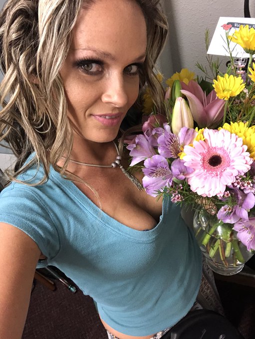 Just arrived at southfork lounge. They had flowers waiting for me. https://t.co/5iTYz2nEsb