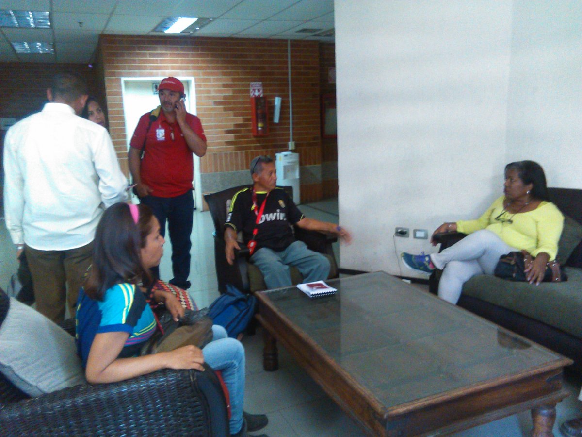 FACSTT's tweet photo. Hoy encuentro entre #EjércitoProductivoObrero y #FACSTT como Movimientos Sociales de La Clase Obrera !Juntos Por La Patria! #DialogoPorVenezuelaEnZK @LaZurdaDeChavez @GuerrillaObr https://t.co/1Mqbj9KjBL