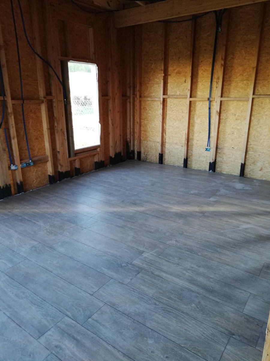 proyektagroup's tweet photo. Colocación de piso #porcelanato #similmadera. #construccion en seco #woodframing en #Neuquén @proyektagroup https://t.co/7mPIJYLce7