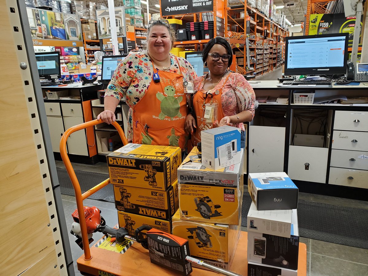 KtAllenHD's tweet photo. Over $5000 in recoveries by our team putting their front end behaviors to use to stop a fraudulent phone sale and a crafty concealed merchandise attempt!! #ProtectingOurAssets #NotOnOurWatch @shandranewman60 @justinwomack825 @masmgirl141 @THDNeagle https://t.co/FQYGHNRSgb