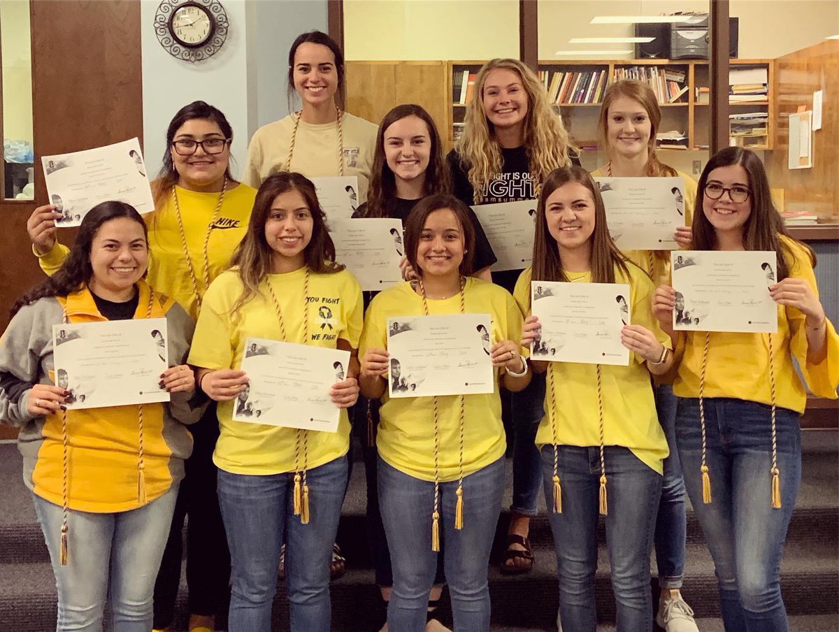 leoclub_dhs's tweet photo. 2019 Induction Ceremony! Thank you to all the Leo’s that volunteered and made this year great. Seniors, best of luck in your next chapter... we are going to miss y’all but know y’all will do great things. 💜💛 https://t.co/2MCDUMBaLn