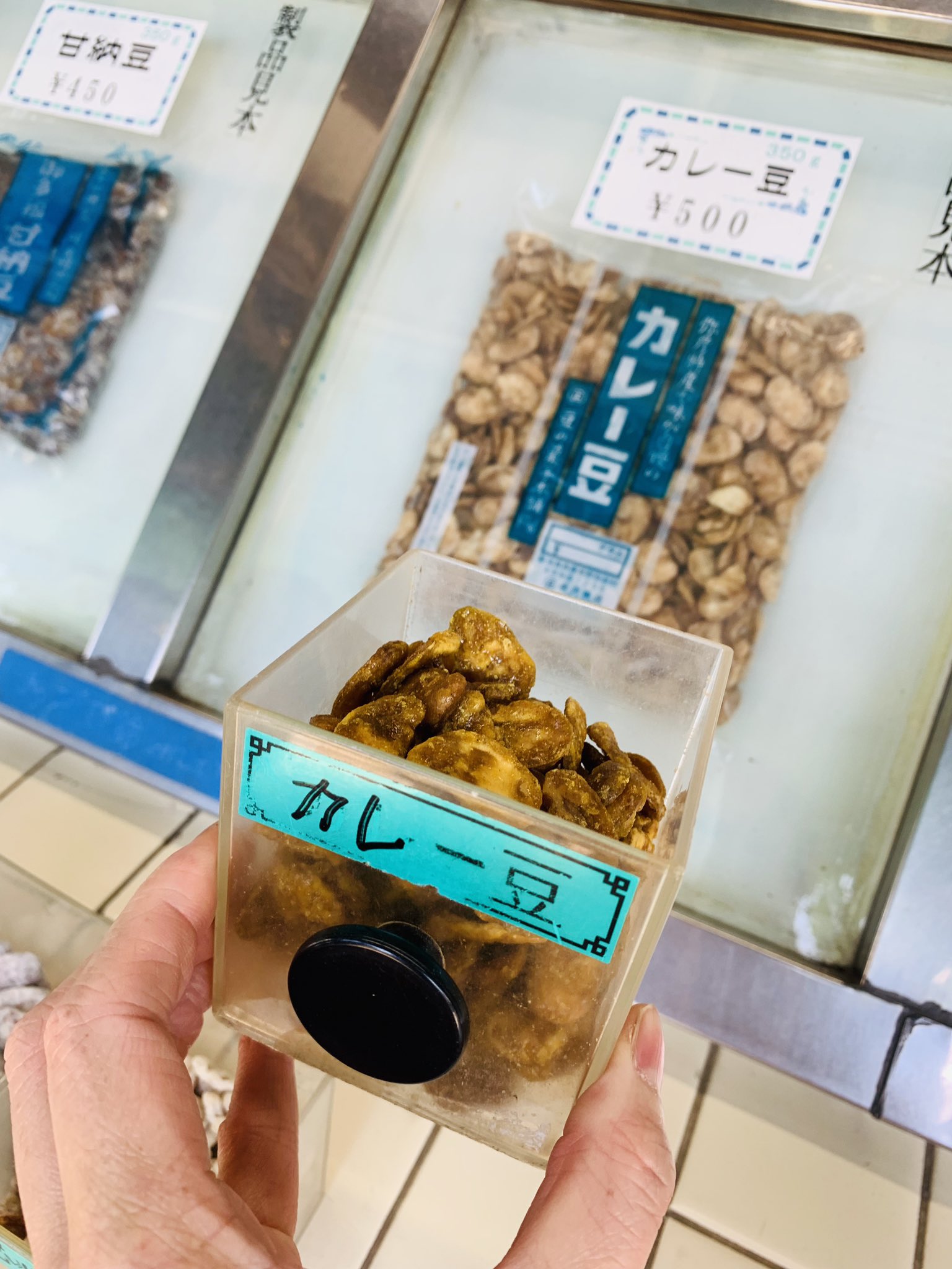 一条もんこ 新潟県の弥彦温泉に来ています 弥彦名物カレー豆の製造元である成沢商店で作りたてのカレー豆を購入 甘じょっぱくて香ばしい 昔から大好きな味 製造事情により弥彦村を中心に新潟県