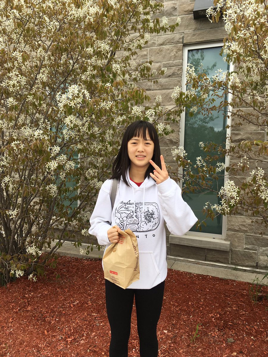 AprilQinz's tweet photo. No one:
Literally nobody:
Emma: 👁👄👁✌️ https://t.co/2D0cVpAFyE