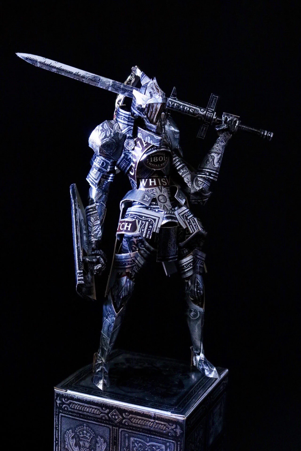 ウイスキーの箱を使ってまさかの傑作！かっこよすぎる！