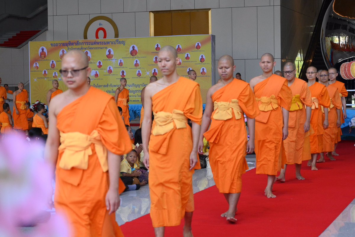DhammakayaInfo's tweet photo. 17พ.ค.2562 พม.ดร.สุธรรม สุรตโน (ป.ธ.9) พอจ.ใหญ่ ร.ร.พระปริยัติธรรม สำนักเรียนวัดพระธรรมกาย และพุทธศาสนิกชน ได้จัดพิธีส่งตัวพระภิกษุสามเณร ผู้สอบผ่านบาลี ป.ธ.9  5รูป (นาคหลวง1รูป) และ ป.ธ.6  26รูป เพื่อเข้าพิธีทรงตั้งเปรียญธรรม ณ พระอุโบสถ วัดพระศรีรัตนศาสดาราม ในพระบรมมหาราชวัง https://t.co/ClRHYHnOGV