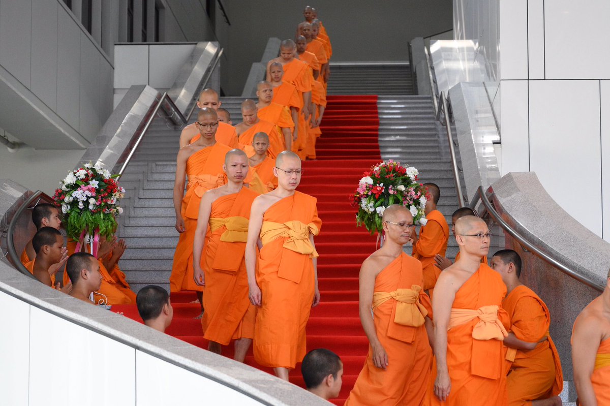 DhammakayaInfo's tweet photo. 17พ.ค.2562 พม.ดร.สุธรรม สุรตโน (ป.ธ.9) พอจ.ใหญ่ ร.ร.พระปริยัติธรรม สำนักเรียนวัดพระธรรมกาย และพุทธศาสนิกชน ได้จัดพิธีส่งตัวพระภิกษุสามเณร ผู้สอบผ่านบาลี ป.ธ.9  5รูป (นาคหลวง1รูป) และ ป.ธ.6  26รูป เพื่อเข้าพิธีทรงตั้งเปรียญธรรม ณ พระอุโบสถ วัดพระศรีรัตนศาสดาราม ในพระบรมมหาราชวัง https://t.co/ClRHYHnOGV