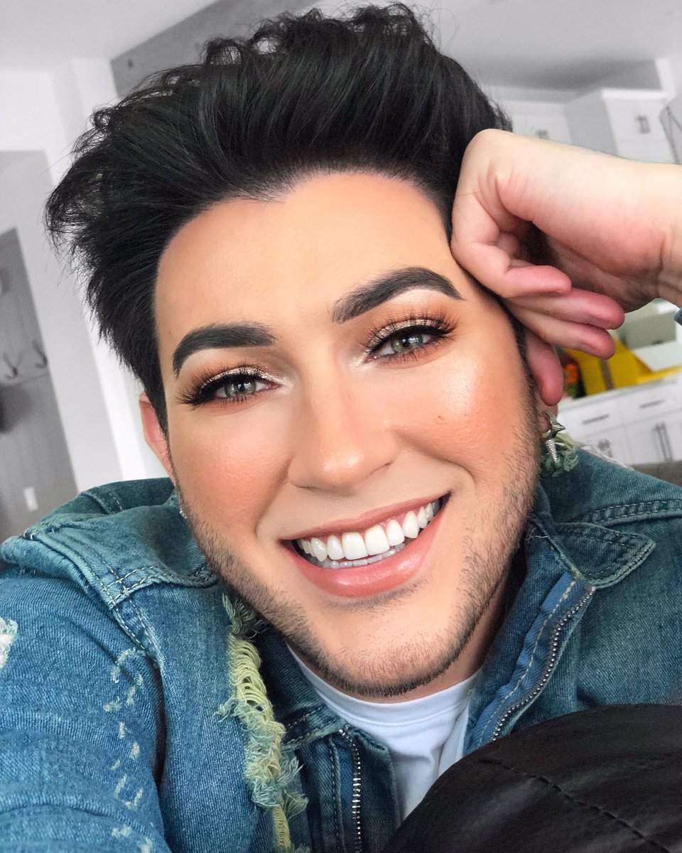 MannyMua733's tweet photo. Hi guys 👋🏻 https://t.co/xygBME8r3K