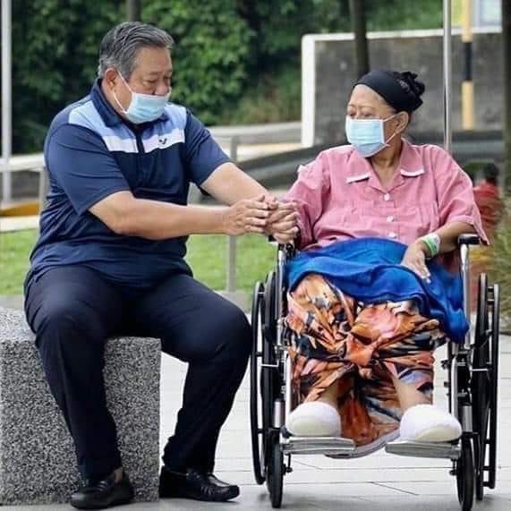 yusuf_dumdum's tweet photo. Melihat begitu telatennya pak @SBYudhoyono merawat dan menemani Istri tercinta yg sdg sakit, membuat saya ingin belajar utk menteladani sisi mulia beliau.

Pak SBY, mohon dimaafkan jika selama ini kritik saya terlalu keras pd bapak. Semoga Ibu Ani lekas sembuh. Aamiin. 🙏 https://t.co/q4QV5pmVb1