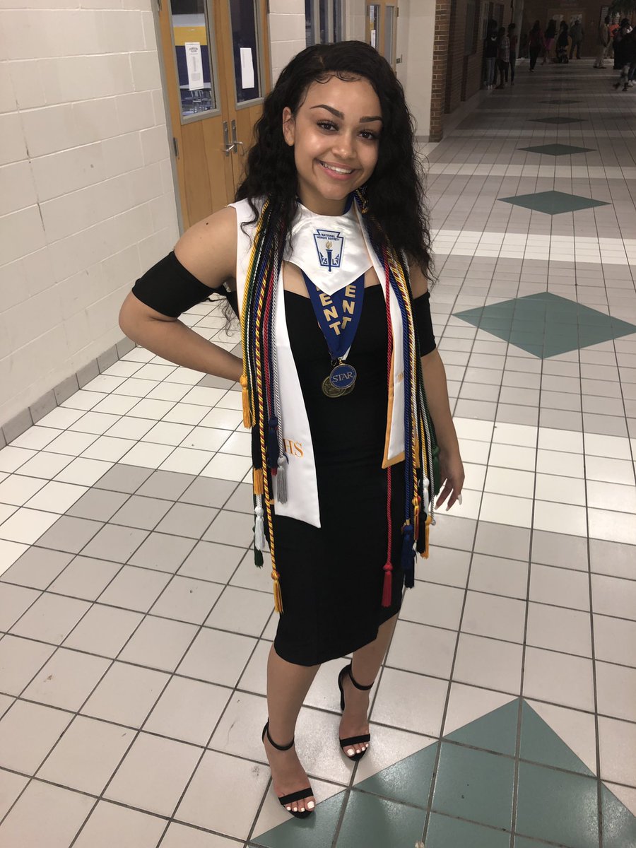 crybabychels's tweet photo. sooo blessed and proud to say that i am ranked #6 out of 200+ students &amp; that i am graduating with high honors along with $88,000+ in scholarships, a 30 on my ACT &amp; many more accomplishments #NeckHeavy🥳 https://t.co/SzpgppEqDZ