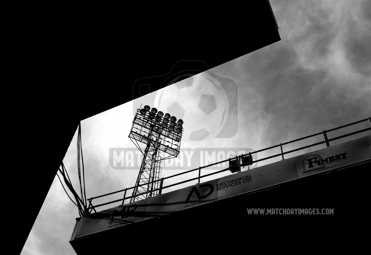 markeginge's tweet photo. After standing for 57 years the iconic #FrattonPark flood lights are used for the last time against #Sunderland #Fratton hosted the 1st competitive floodlit #FA league 1 match on 22nd February 1956 against #Newcastle #AwayDays #Portsmouth #Pompey #OldGrounds #football https://t.co/NDiSNiQXlC