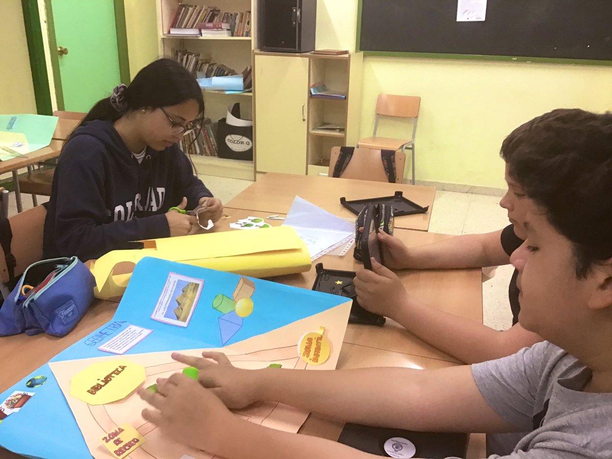 Perduts2's tweet image. 4a clase de mates esta quinta semana ya estamos acabando los últimos decorativos para poder entregar el trabajo final 🤗🥵#4EI #mates