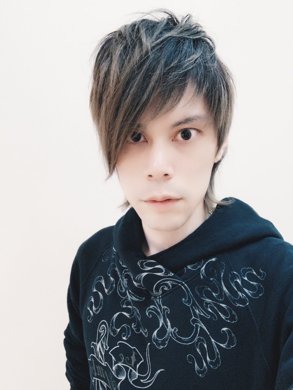 تويتر Yoh على تويتر トークショーで宣言した約束通り Rockな1番しっくりくる髪型に戻りました アシメ ウルフで長年僕の中で大好きな しっくりくるyohヘア カラーは前頭ブロンドでなく メッシュっぽくして少し大人rockな感じで アシメ ウルフカット