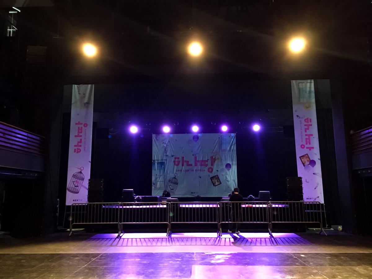 NextivInc's tweet photo. 〈하나땅 2nd Live in Korea〉 D-1
드디어 내일, 〈하나땅 2nd Live in Korea〉의 막이 열립니다!
어떤 무대가 펼쳐질 지 굉장히 궁금한데요, 셋팅중인 공연장��� 모습을 살짝 공개합니다!

일시 : 2019년 5월 18일, 19일 (토·일) 오후 6시
장소 : 서강대학교 메리홀 대극장 https://t.co/T97mMx32Ly
