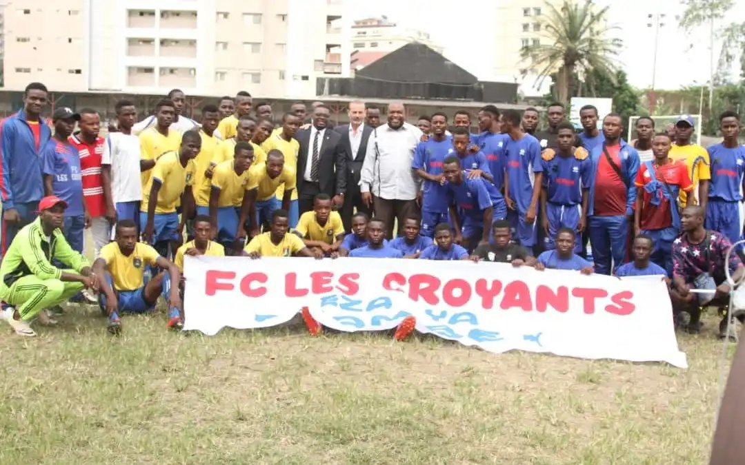 PapyTAMBA's tweet photo. Bien avant SAINT-ELOI LUPOPO, P. BEVERAGGI sponsorisait déjà FC LES CROYANTS, une équipe de Kinshasa. On sait le voir tout joyeux au milieu de ces jeunes. Quand la passion est au coeur d'un acte de bienfaisance, tous ceux qui vous combattent ne peuvent mentir. Que vive LUPOPO https://t.co/VbTuBsbwkl