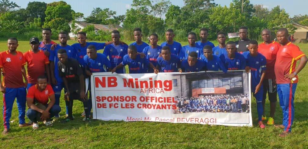 PapyTAMBA's tweet photo. Bien avant SAINT-ELOI LUPOPO, P. BEVERAGGI sponsorisait déjà FC LES CROYANTS, une équipe de Kinshasa. On sait le voir tout joyeux au milieu de ces jeunes. Quand la passion est au coeur d'un acte de bienfaisance, tous ceux qui vous combattent ne peuvent mentir. Que vive LUPOPO https://t.co/VbTuBsbwkl