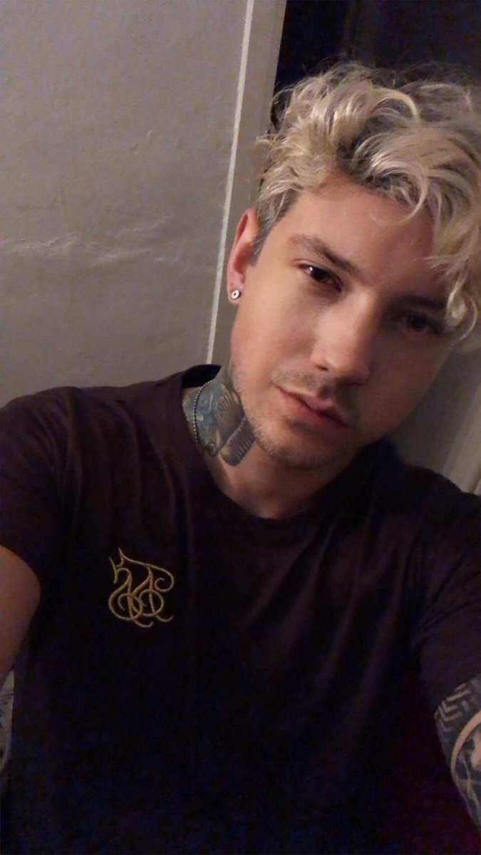 Happy Friyay people. 

Stare into my eyes and gaze upon my pathetic bum chin.