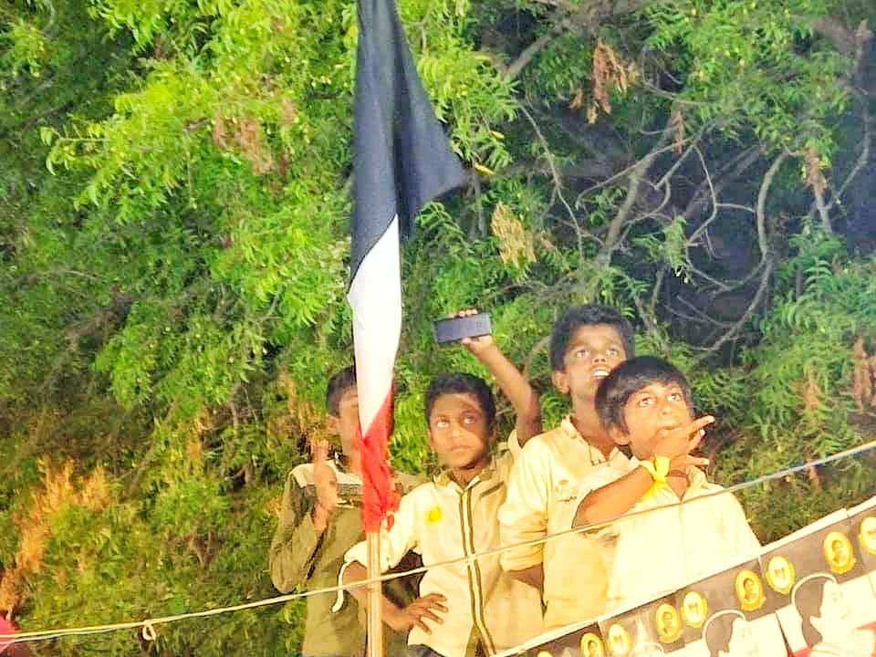 MaruthuGomu's tweet photo. மாற்றத்தை நோக்கி...
எங்களை போல....
அடுத்த தலைமுறையும்...(ITwing)
நமது விடிவுகாலம்...
23ம் தேதி.....!!!
#TTVDhinakaran #AMMK
#VOTE4GIFTBOX #VOTE4AMMK
@TTVDhinakaran https://t.co/5ccDwyHtOQ