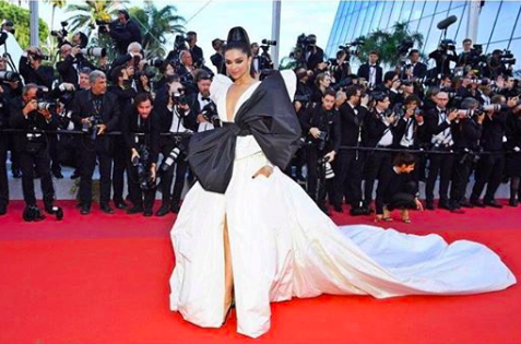 HotureTV's tweet photo. Actress @deepikapadukone in Peter Dundas at #Cannes2019 redcarpet https://t.co/zAE8ivsOgC