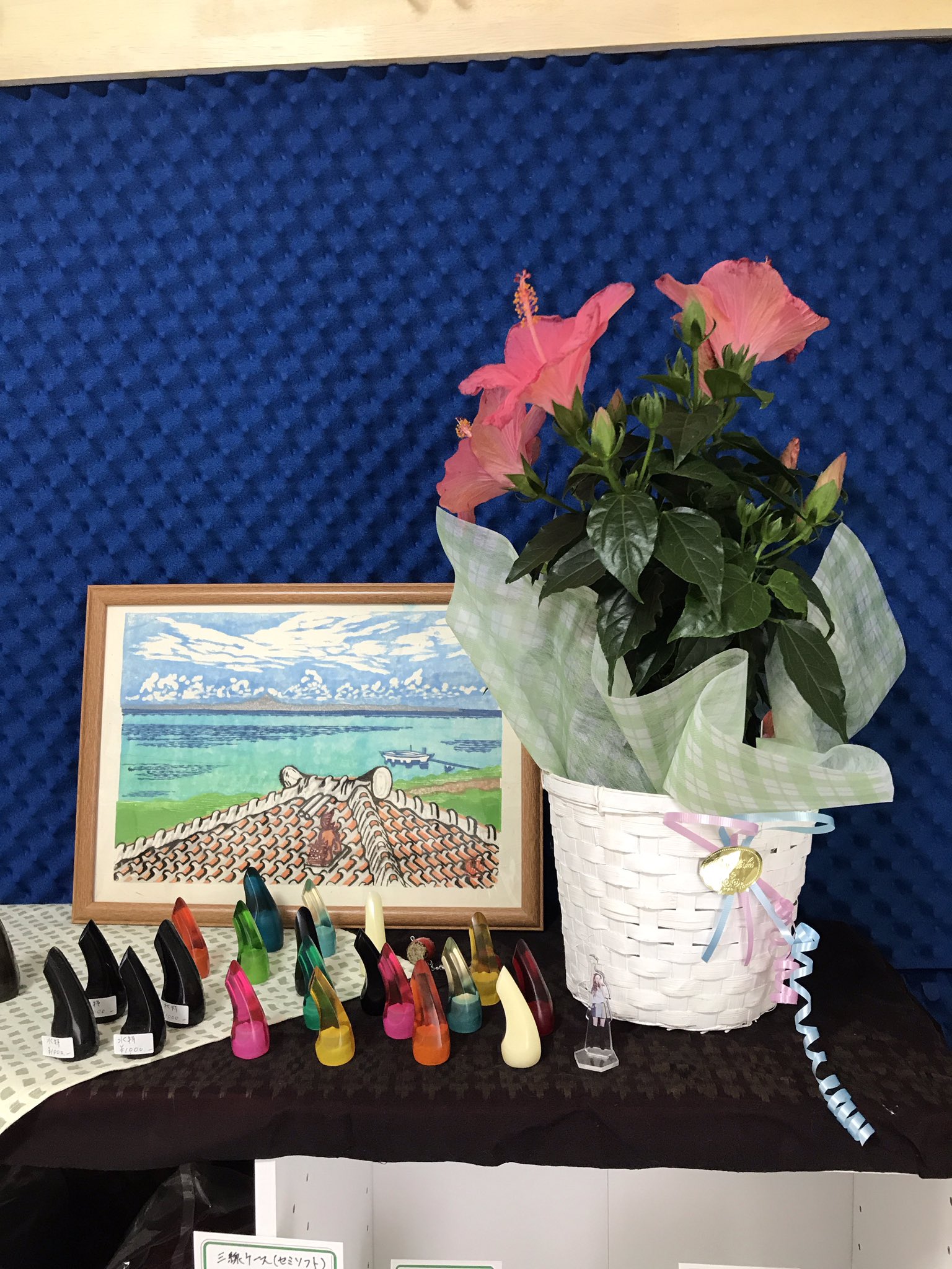 沖縄三線しっぽ屋 ステキなお祝いいただきました だんだん沖縄らしくなってきてる 開店祝い花 沖縄モチーフの版画 三線 三線販売 三線屋 千葉県柏市 柏の三線屋 沖縄三線しっぽ屋 T Co Qc0nqxxon9 Twitter