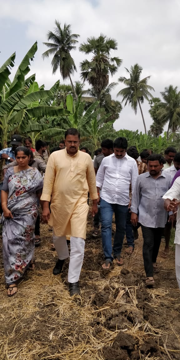 Narendra4News's tweet photo. నిడదవోలు నియోజకవర్గం పెరవలి మండలం ఖండవల్లి గ్రామంలో  రైతులు అవగాహన సదస్సులో *జెడి లక్ష్మి నారాయణ గారు *✊🏻
@VVL_Official 
#JanasenaParty https://t.co/a8WkxCitgi