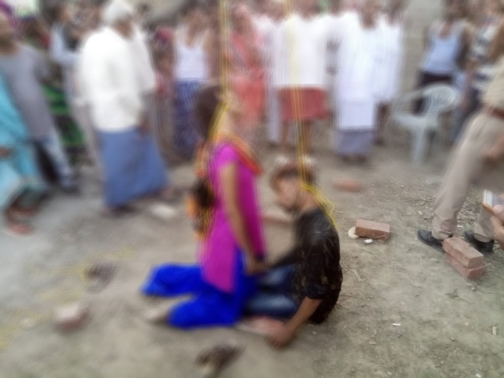 CIBINDIANEWS's tweet photo. फतेहपुर ब्रेकिंग
प्रेमी युगल ने फांसी लगाकर दी जान।
एक ही पेड़ पर लटकता मिला दोनों का शव।
 दोनो के परिजनों ने शादी से किया था इंकार।
मौके पर पहुँची पुलिस ने पेड़ से उतरवाया शव।
सदर कोतवाली क्षेत्र के तुराबअली के  पुरवा इलाके की घटना।
@Uppolice 
@igrangealld 
@fatehpurpolice https://t.co/VWLhBoe8GX