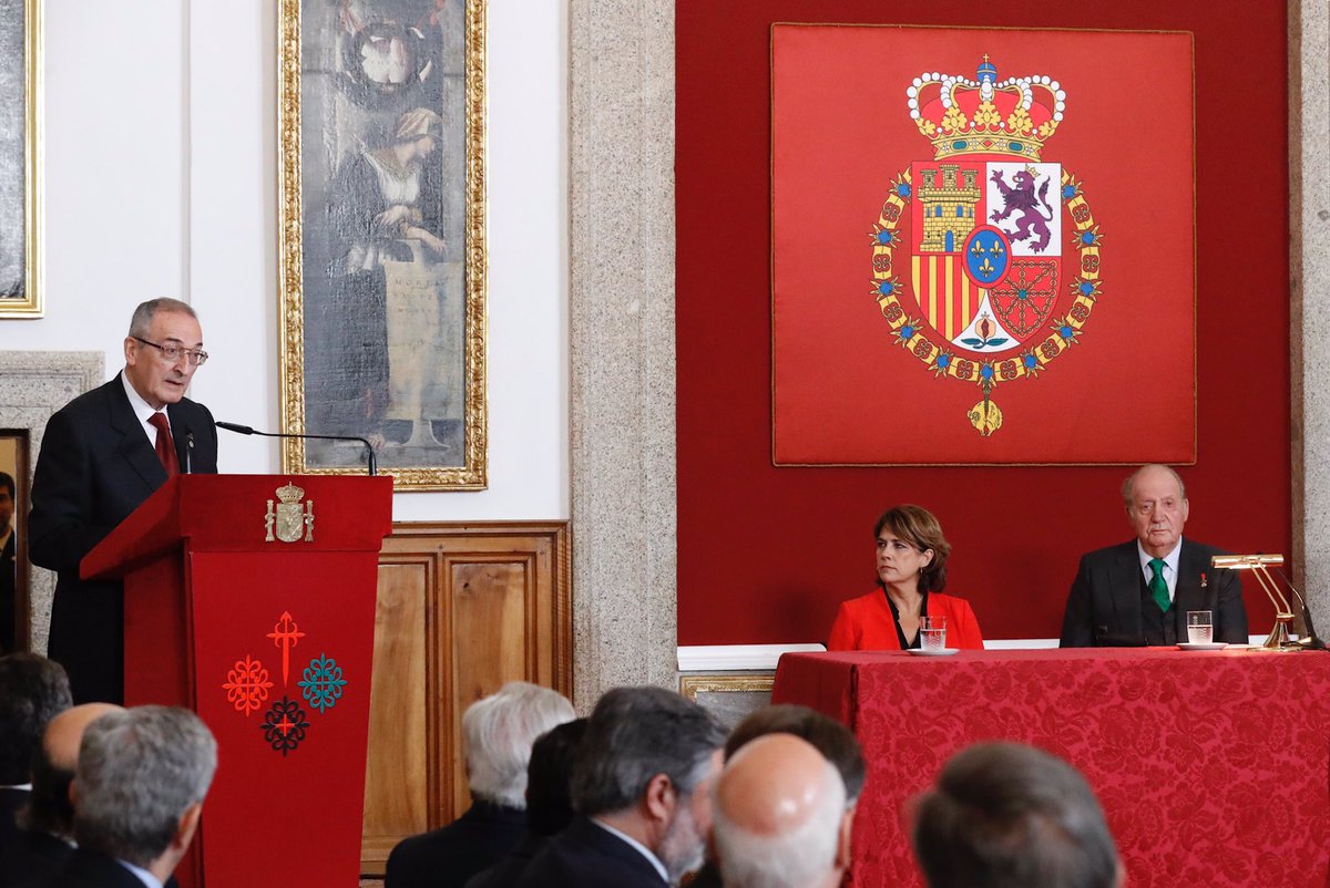 El Rey Don Juan Carlos entrega el Premio Ordenes Españolas 2019 al historiador Miguel Ángel Ladero. #premioórdenesespañolas @PremioOrdenesEs casareal.es/ES/Actividades…