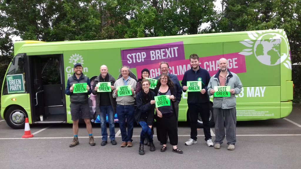 The #StopBrexitBus landed in Kidlington! ⚡️🚌

Young Green councillor @_robertjnixon ⭐️, @EliseDB candidate for #EUelections2019 & @NorthOxonGreens can tell you how we'll halt #ClimateCrisis and #StopBrexit!

Yes to Europe, No to Climate Change! 
@TheGreenParty #VoteGreen2019