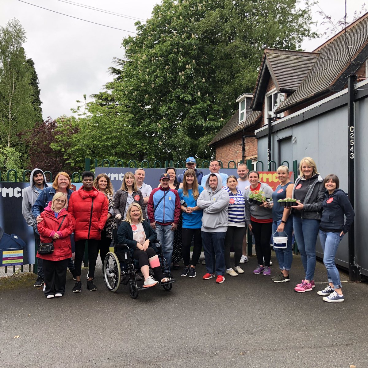 Bridge___Smith's tweet photo. At the #YMCA in #SuttonColdfield for #OneFirmOneDay #PwCMidlands #pwcfoundation gardening, decorating and sprucing up 😊 https://t.co/BMxrASM2Po