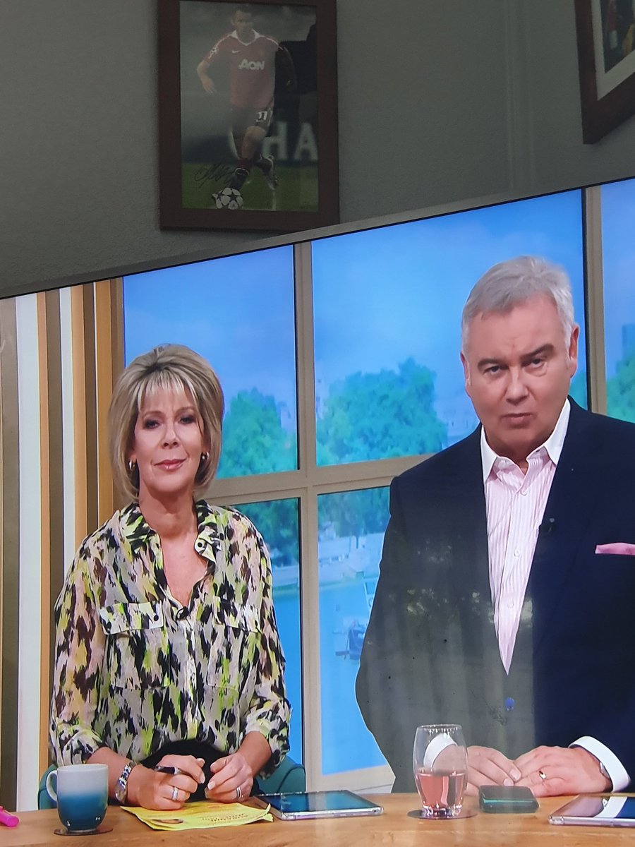 chickenmc21's tweet photo. @RuthieeL @EamonnHolmes @thismorning Is that a rose wine lol x https://t.co/IK5Rui1Ysx