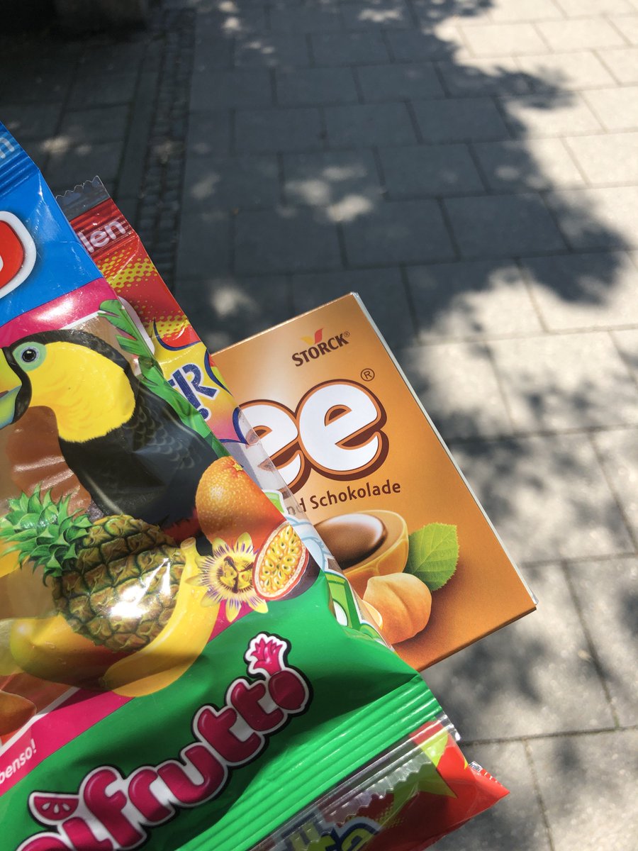 tim1992's tweet photo. Immer, wenn wir nur mit wenigen Leuten im Büro sind, weil alle anderen ausgeflogen sind, zeigen wir ihnen, was sie Schönes verpassen 🌚 https://t.co/Tiu4NrjSej