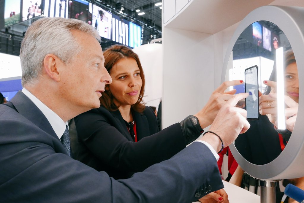 BrunoLeMaire's tweet photo. Créativité, audace, persévérance et beaucoup de talents... Bravo à tous les entrepreneurs, à toutes les start-up, à toutes les entreprises qui innovent et font rayonner la France #VivaTech ! 🇫🇷 🚀 @cedric_o https://t.co/x9tKnOvEAb