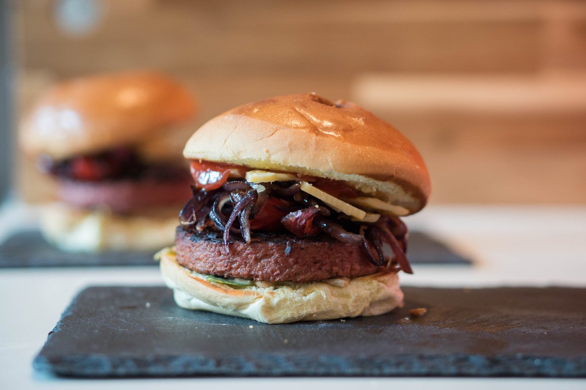 burgerdag's tweet photo. Ik ging aan de slag met de vegetarische Incredible Burger en creëerde de Credible Burger https://t.co/Y5EfTvI9tD https://t.co/SBw8bc91YV