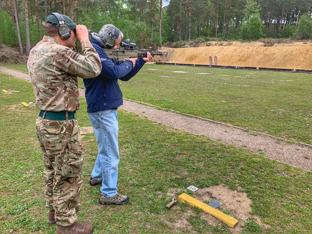 As our shooting team heads up to Catterick, ahead of the Divisional Championships, members of R Coy are down on Ash ranges, exchanging marksmanship tips with members of the GB full bore shooting team. @4_RIFLES #SpecInf