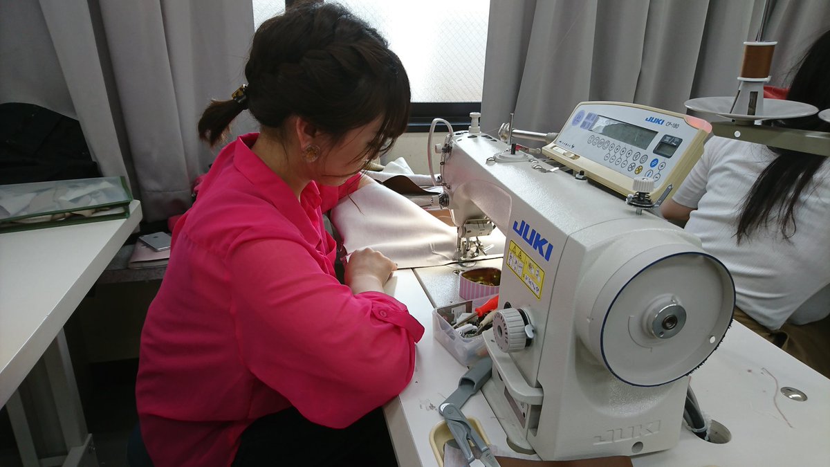 osbunkashimotea's tweet photo. ﾌｧｯｼｮﾝｸﾘｴｲﾀｰ学科３年。特殊素材の縫製テクニックを勉強中。合成皮革のベスト作成‼️失敗しないよう、慎重にミシンを動かしてました。完成が楽しみ‼️#大阪文化服装学院 #ファッションクリエイター学科 #ﾌｧｯｼｮﾝｽｸｰﾙ #osakainstituteoffashion #fashionschool #fashioncreator https://t.co/WWLKf8rap1